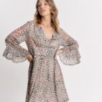 molwild101424-vestido-corto-de-manga-mariposa-con-estampado-animal