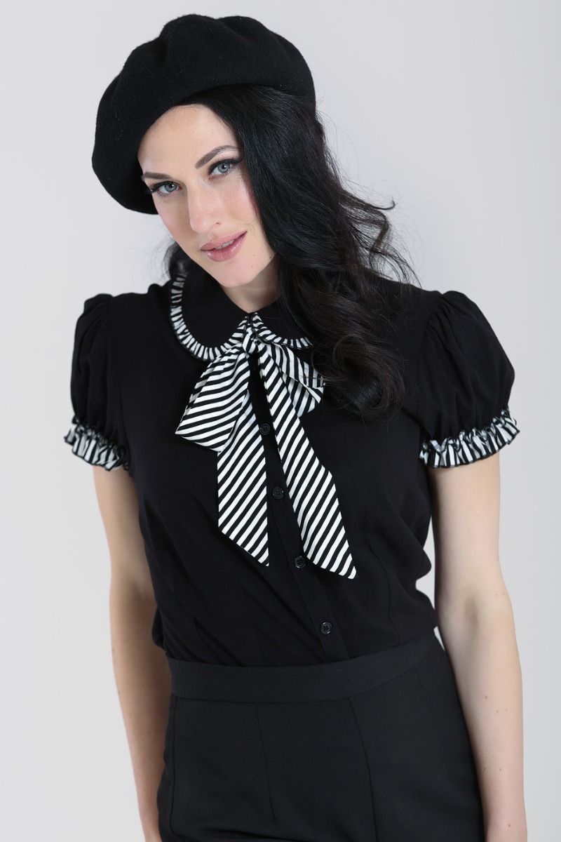 blusa blanca de bolitas negras