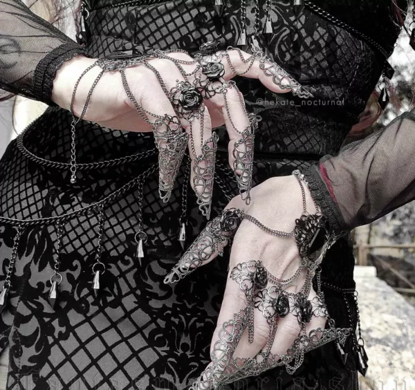 fandedo1morticia-claws.jpg